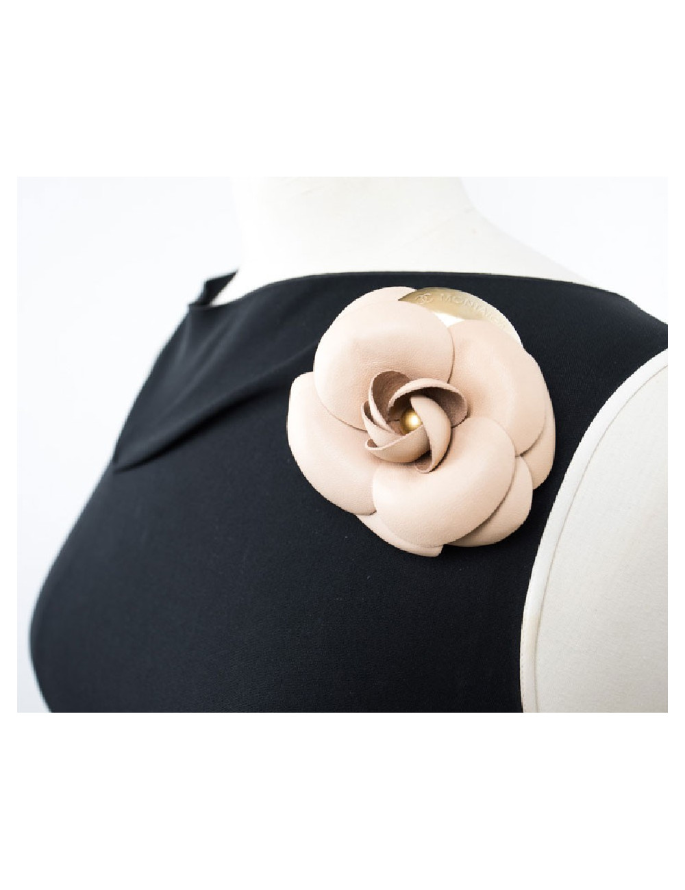 CHANEL vintage camellia brooch in beige leather and gilt metal