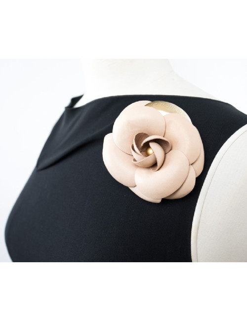 Broche CHANEL camélia cuir et métal doré