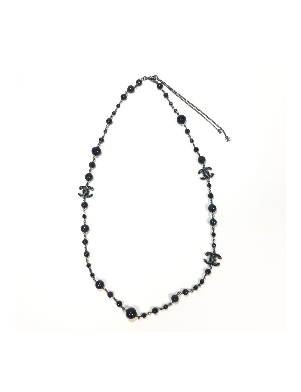 Sautoir CHANEL en perles noires, gris foncé