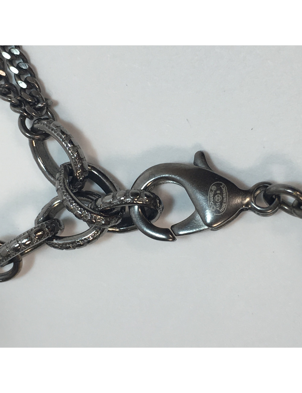 Sautoir CHANEL en perles noires, gris foncé