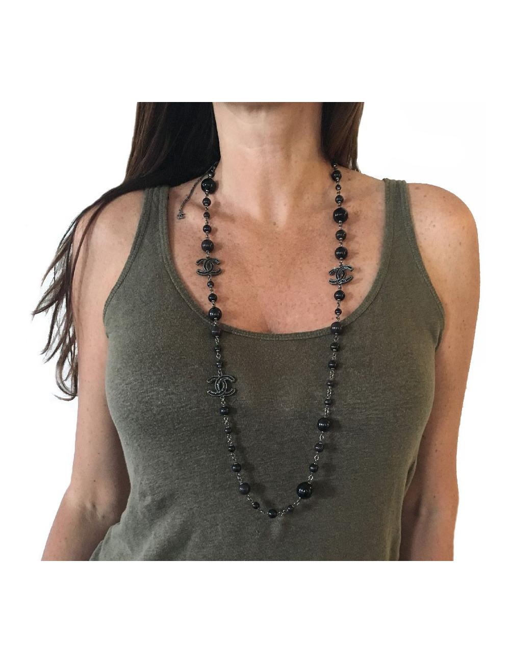 Sautoir CHANEL en perles noires, gris foncé