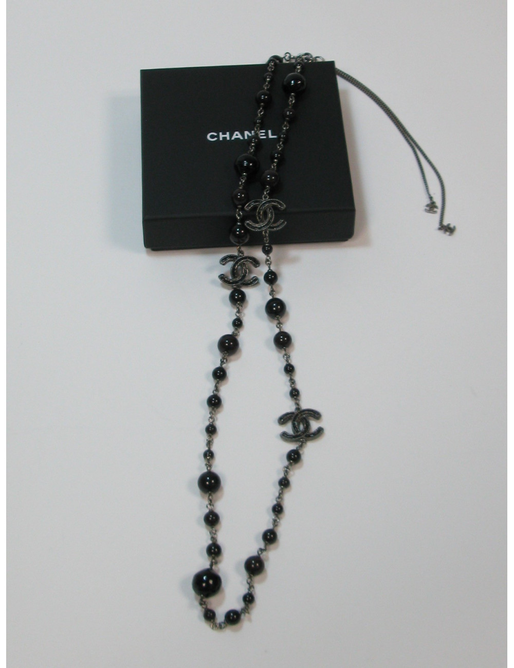 Sautoir CHANEL en perles noires, gris foncé