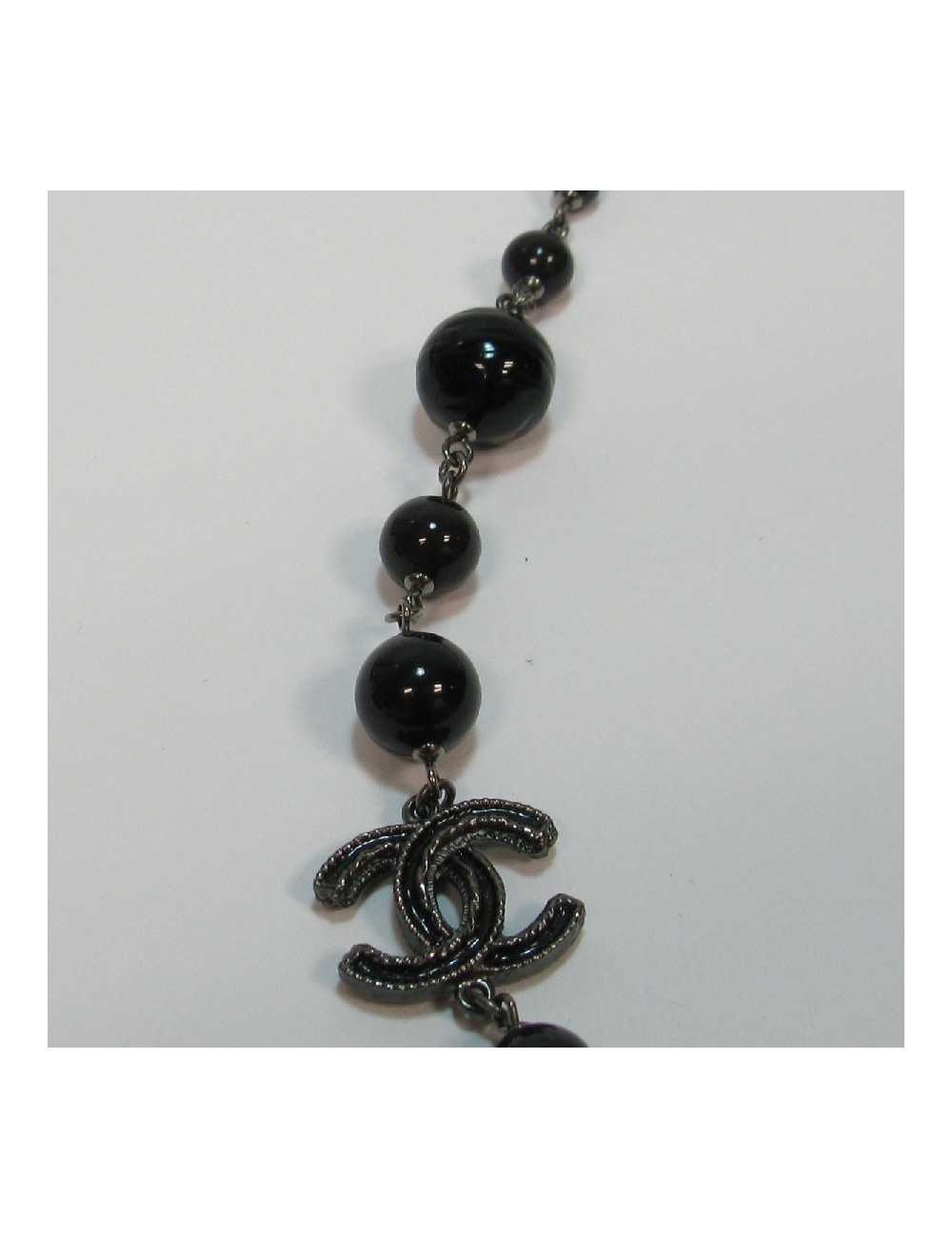 Sautoir CHANEL en perles noires, gris foncé