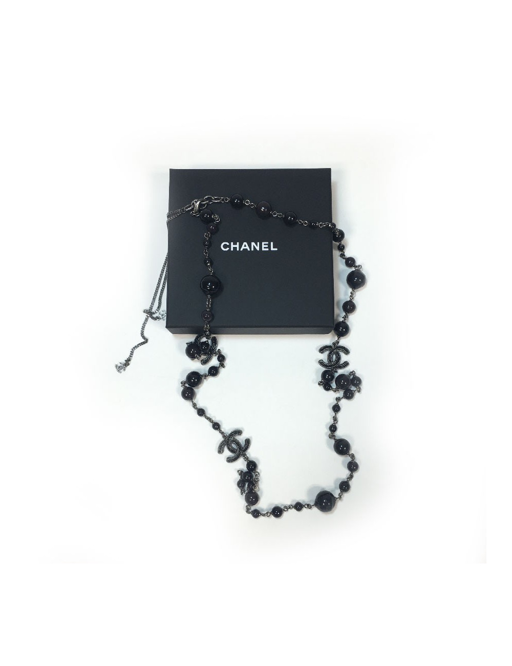 Sautoir CHANEL en perles noires, gris foncé