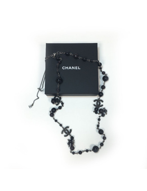 Sautoir CHANEL en perles noires, gris foncé
