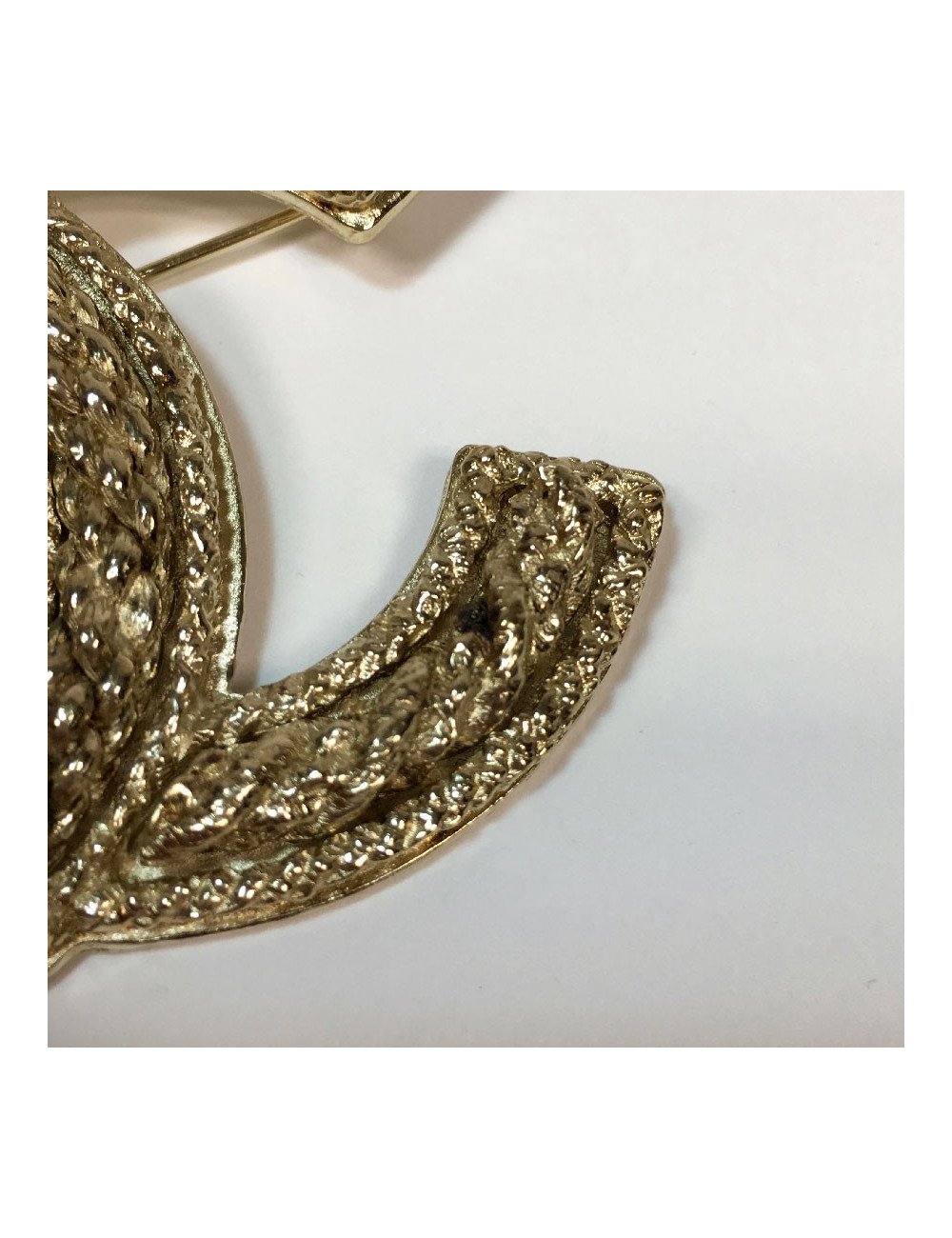 Broche CHANEL CC en métal doré