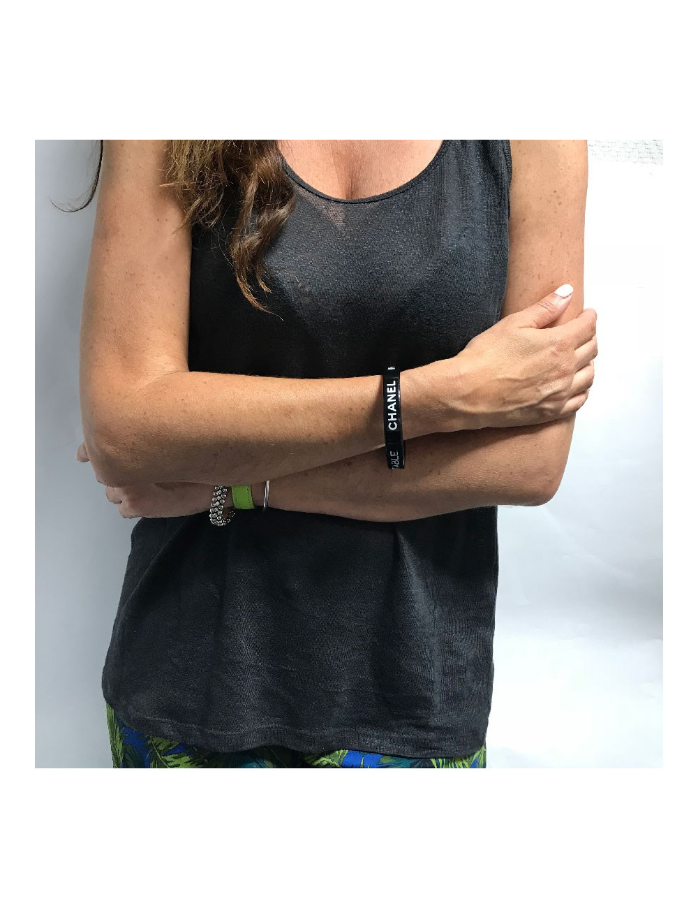 Bracelet CHANEL en plexiglass noir