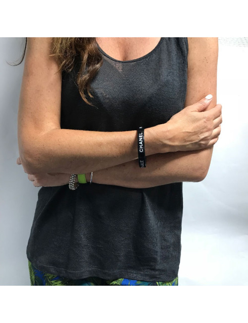 Bracelet CHANEL en plexiglass noir