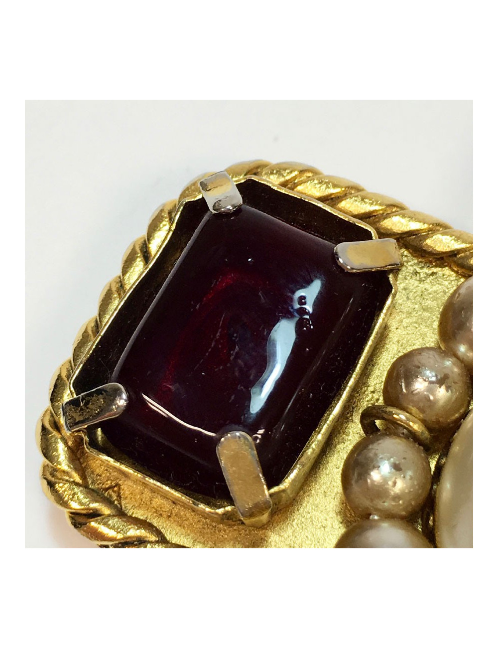 Broche CHANEL Couture pâte de verre