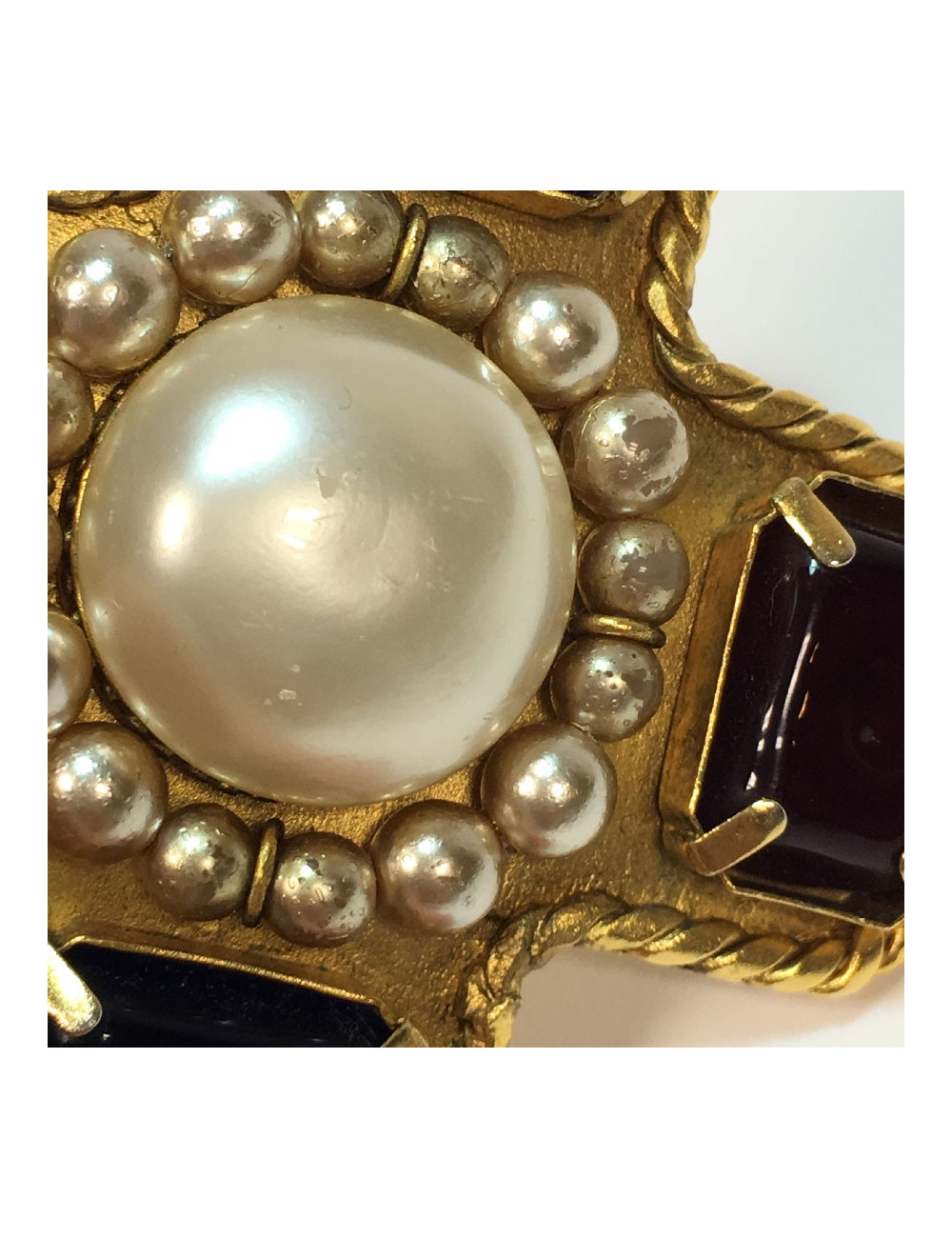 CHANEL Couture gilt brooch with molten glass and pearls