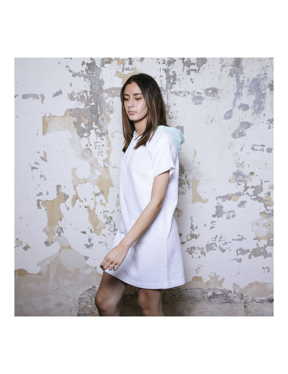 Robe sweat COURREGES blanche et capuche verte