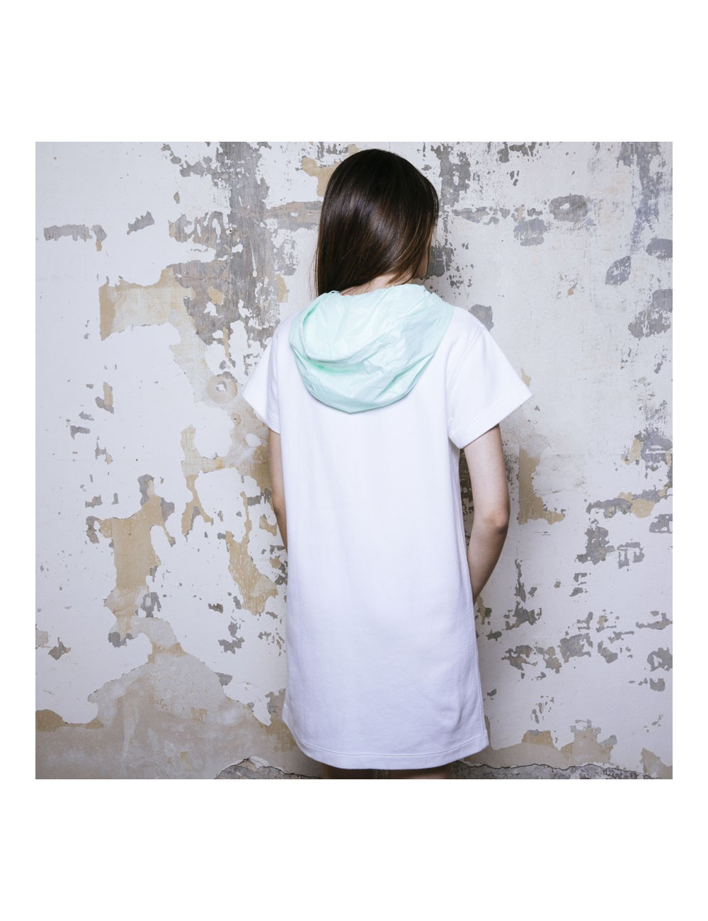 Robe sweat COURREGES blanche et capuche verte