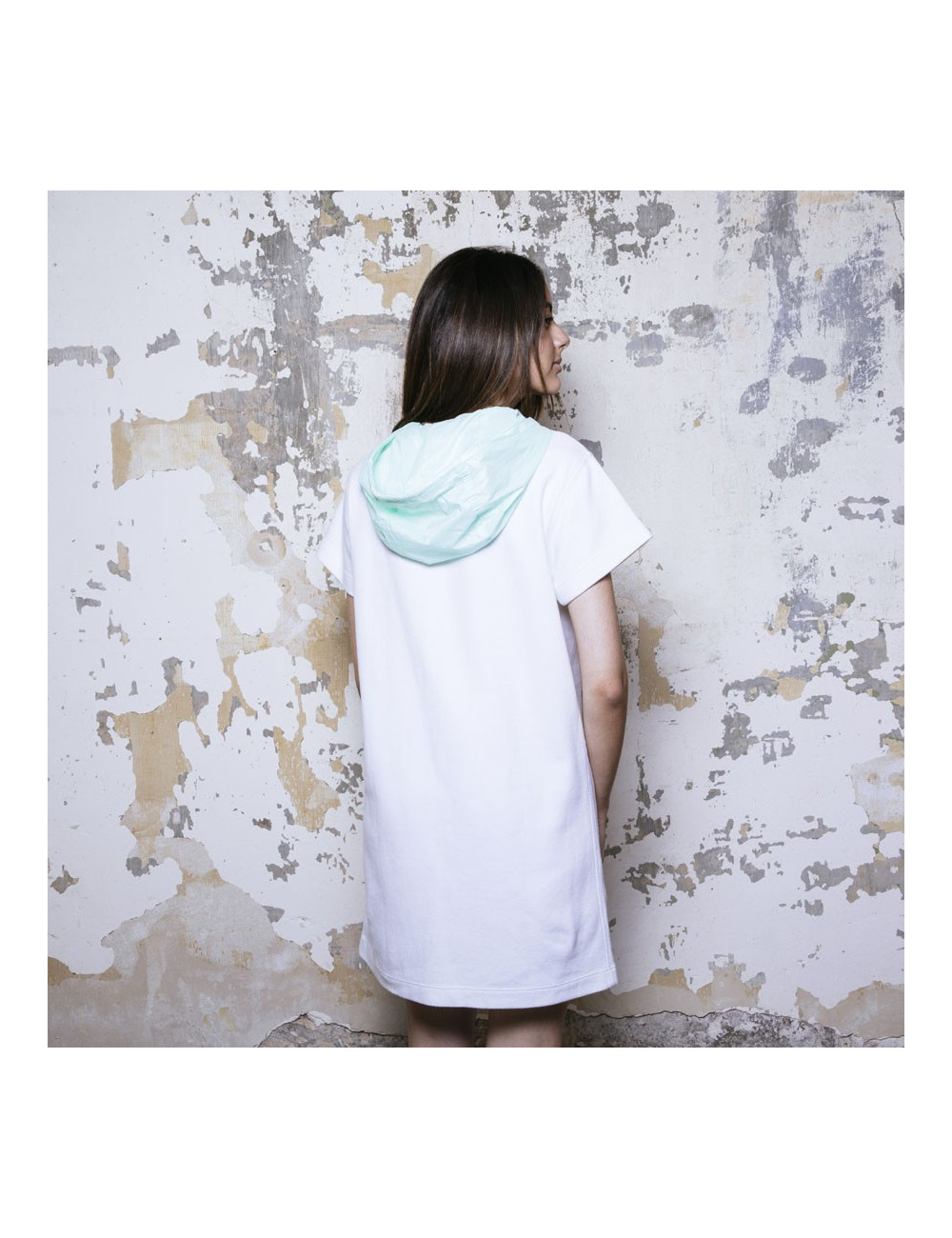 Robe sweat COURREGES blanche et capuche verte