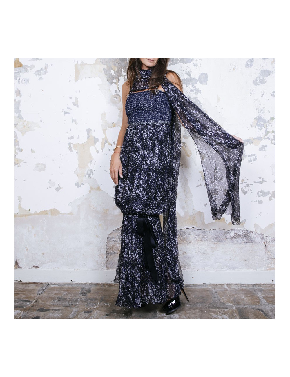 Robe longue du soir CHANEL T 34 en soie imprimée bleue et blanche