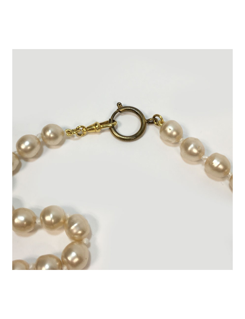 Sautoir long CHANEL en perles nacrées Vintage