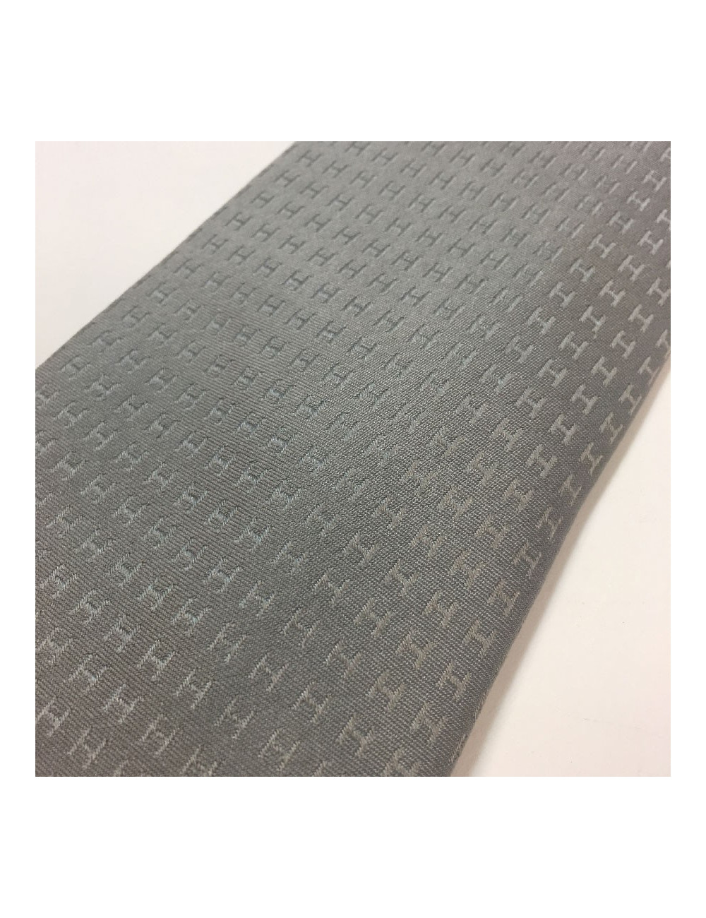 Cravate en soie grise attribuée à Hermès