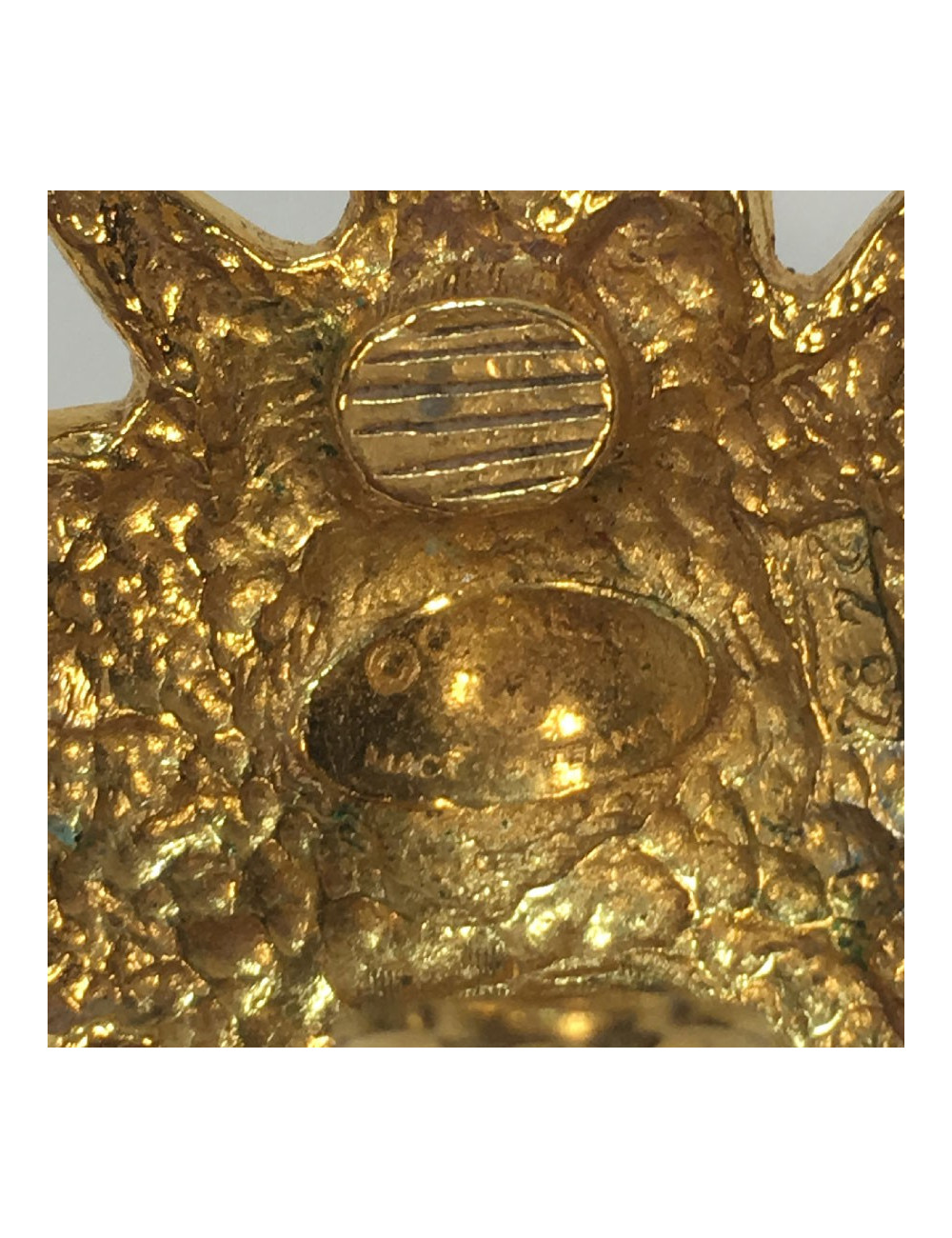 Boucles d'oreille CHANEL lion en métal doré 