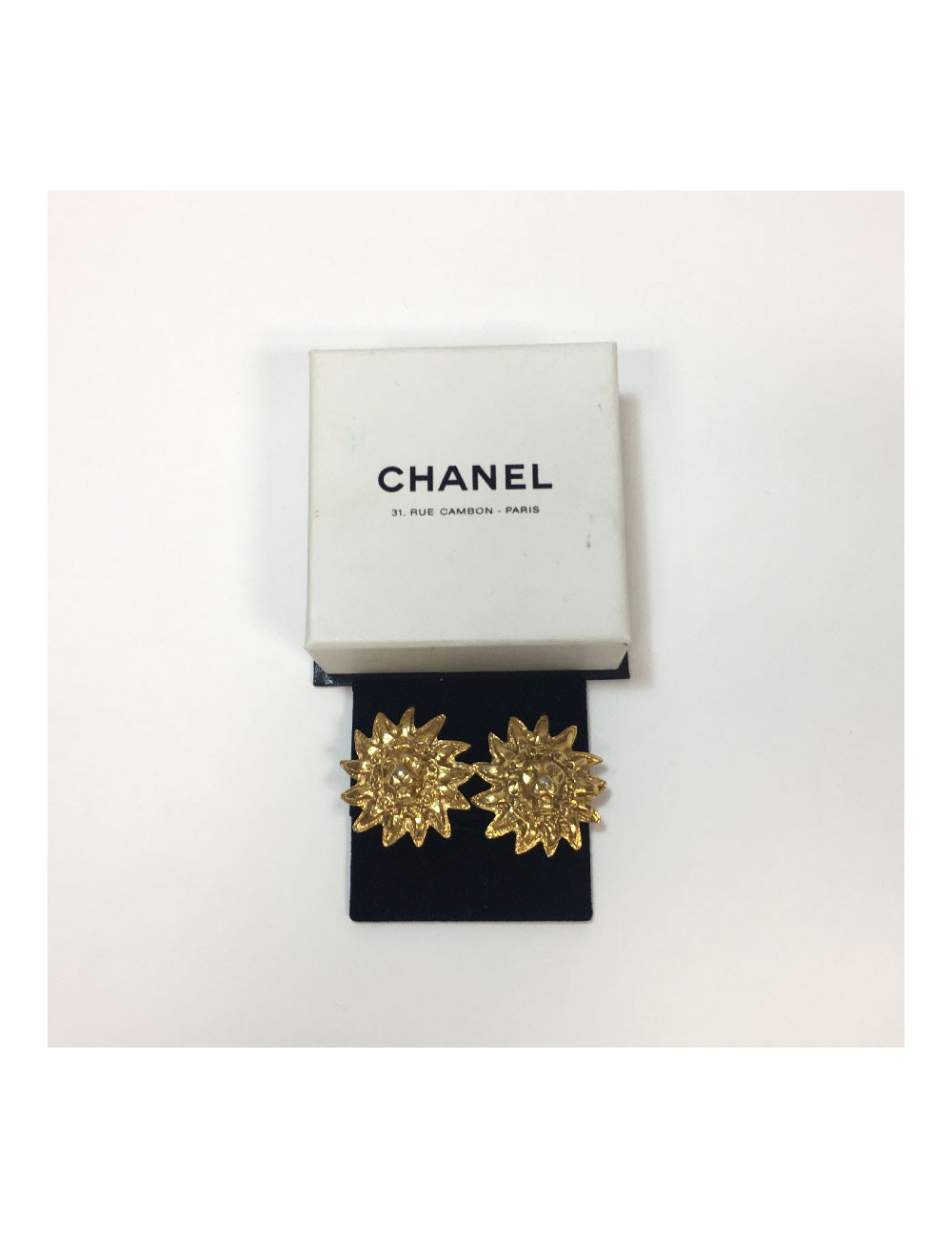 Boucles d'oreille CHANEL lion en métal doré 