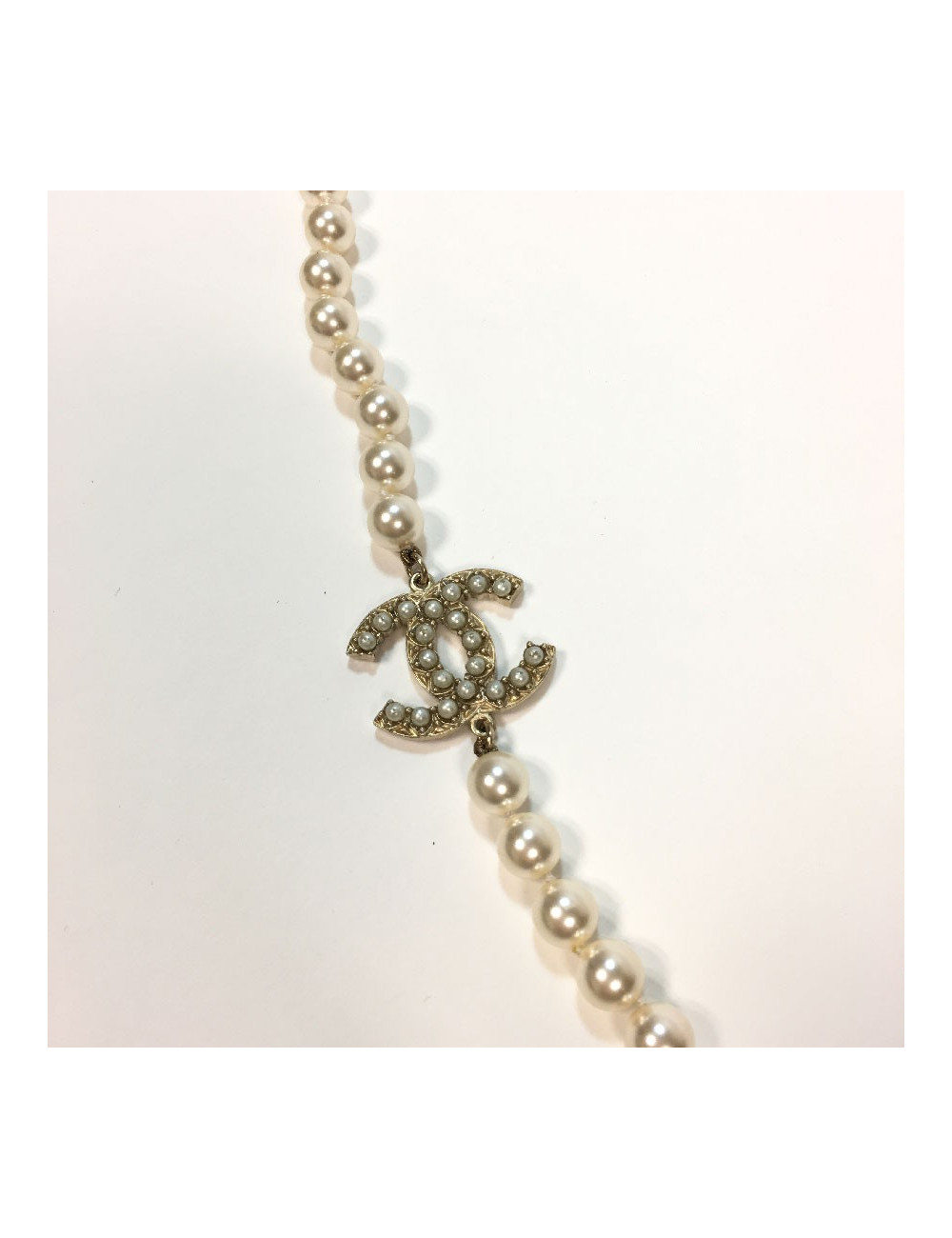 Sautoir CHANEL perles nacrées et "CC"