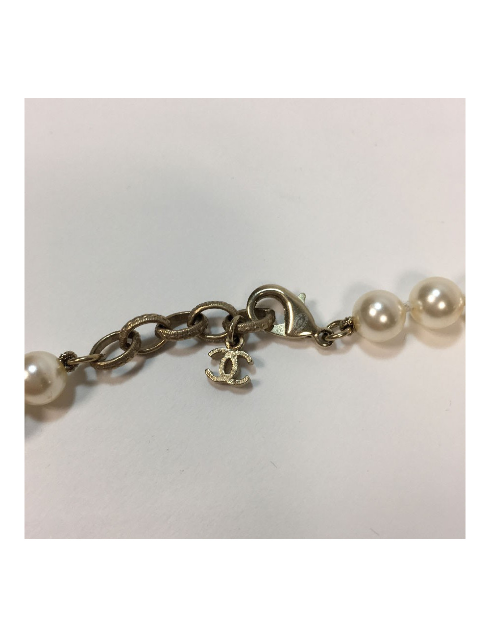 Sautoir CHANEL perles nacrées et "CC"