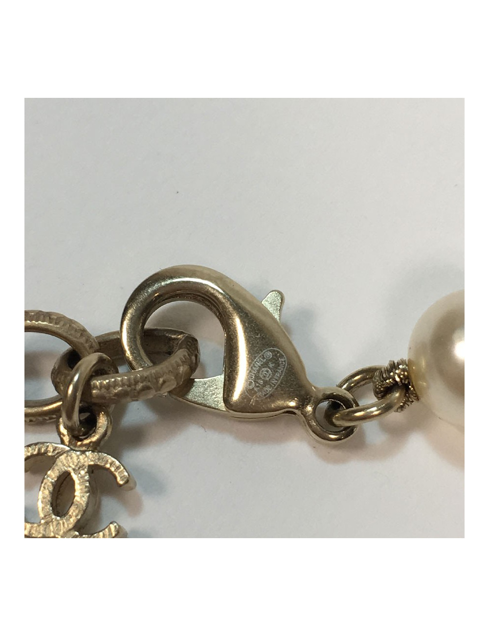 Sautoir CHANEL perles nacrées et "CC"