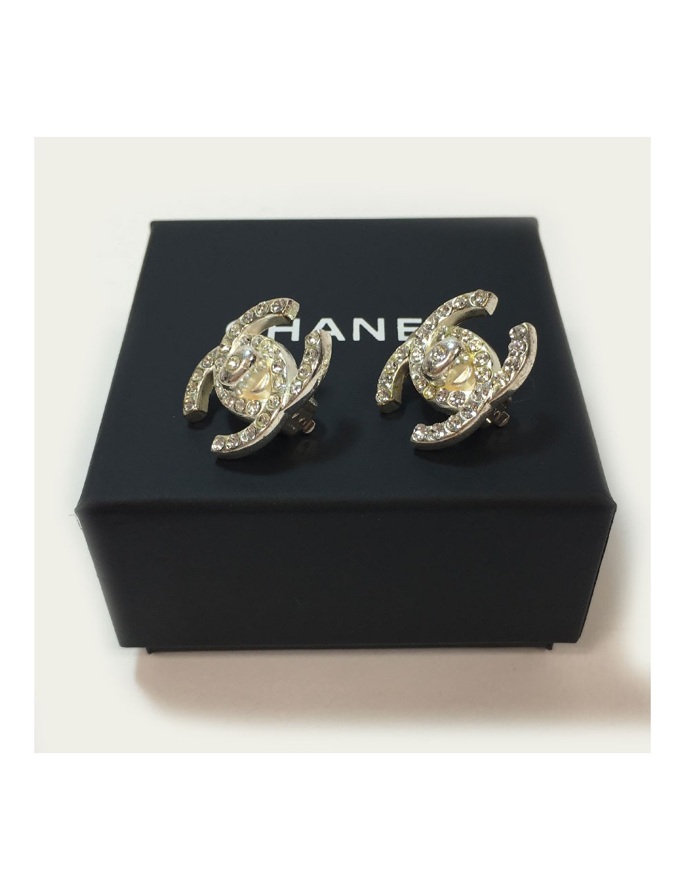 Boucles d'oreille Clips CHANEL CC strass et métal argenté