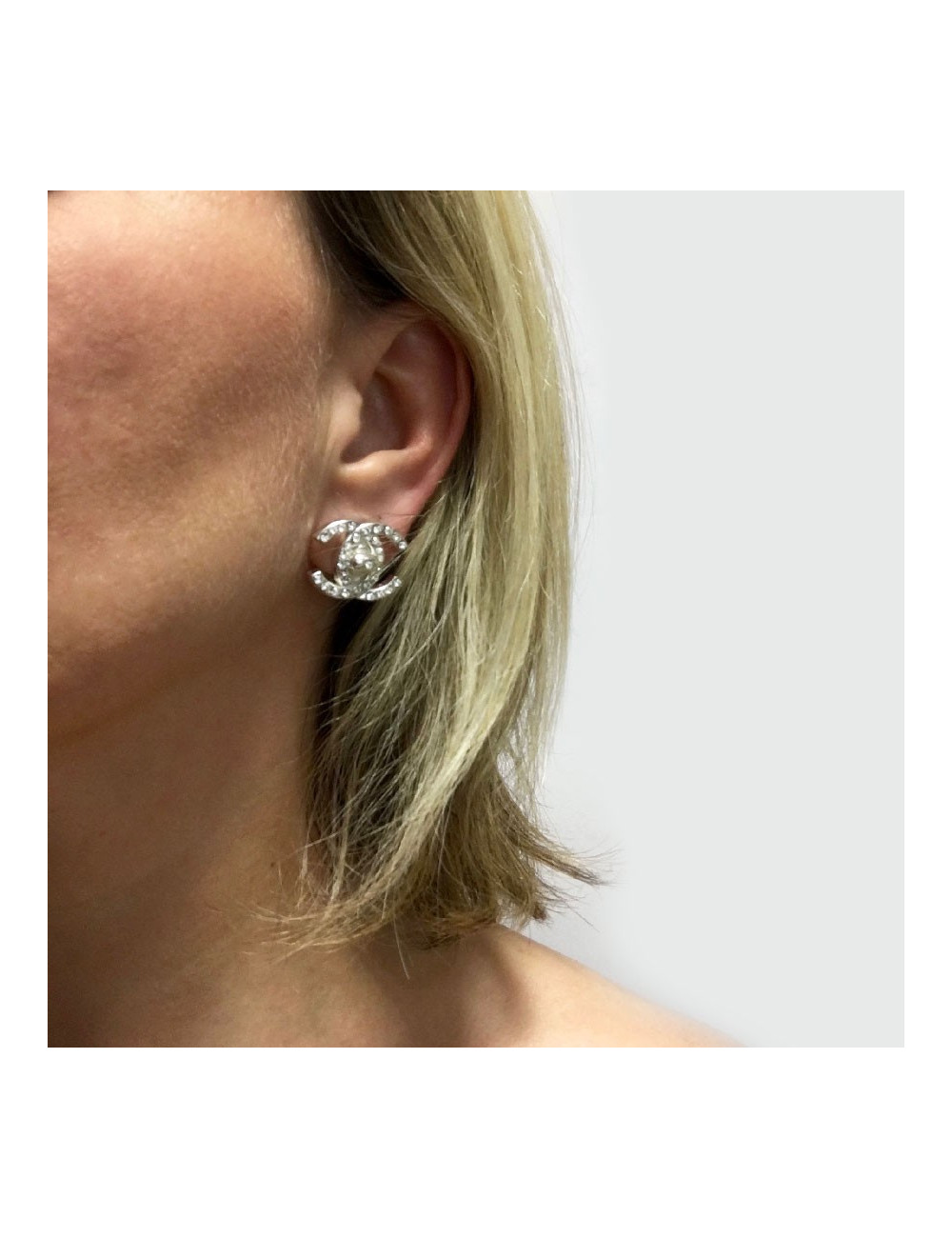 Boucles d'oreille Clips CHANEL CC strass et métal argenté