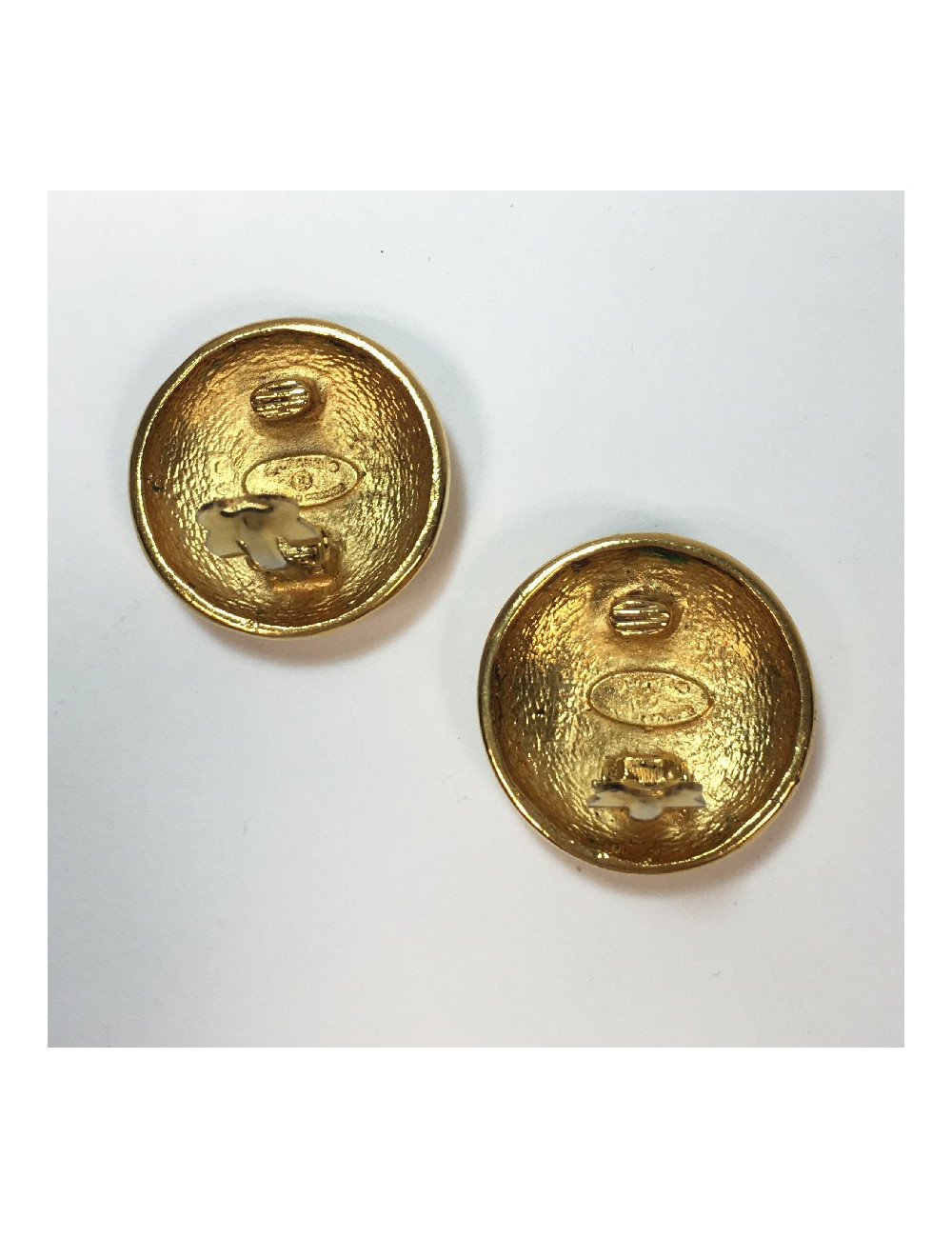 Boucles d'oreille clips CHANEL vintage en métal doré