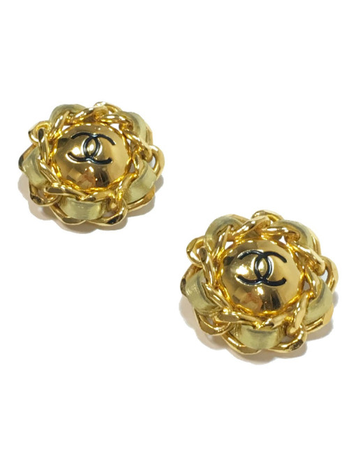  CHANEL vintage clip-on earrings in gilt metal and golden leather