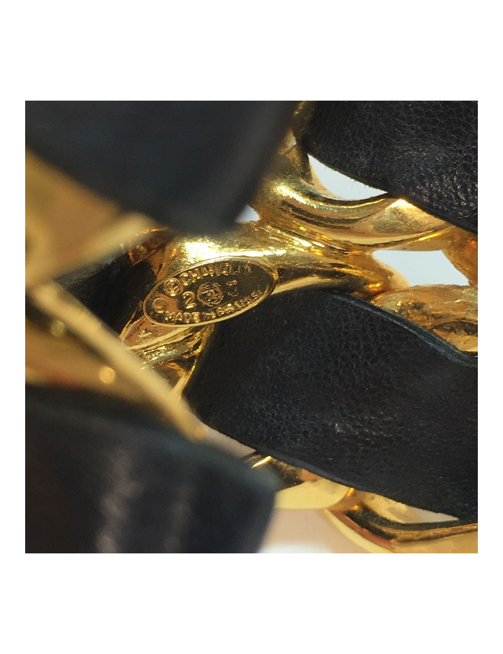 Manchette CHANEL Collector chaine dorée et cuir noir