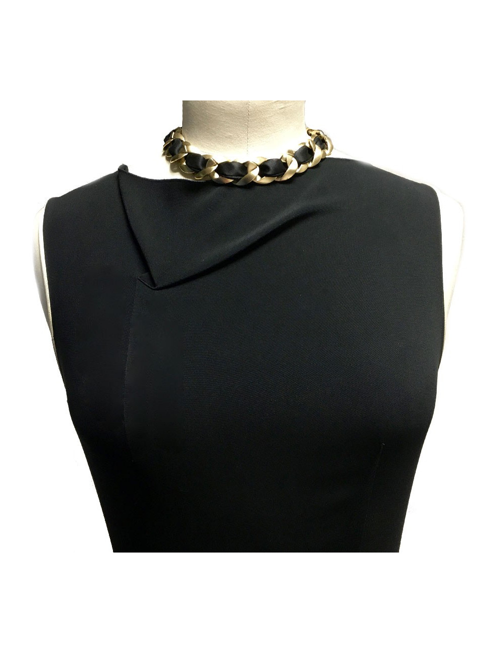 Collier CHANEL ras de cou chaîne dorée en métal or mat et ruban satin noir