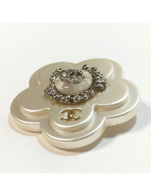 Broche CHANEL camélia blanc nacré, strass et CC