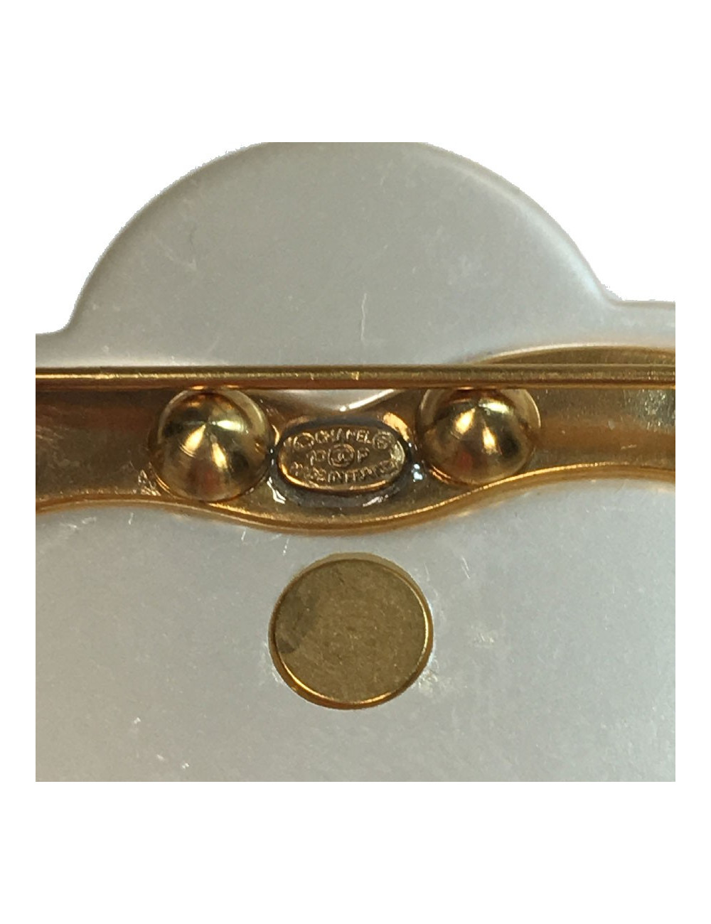 Broche CHANEL camélia blanc nacré, strass et CC