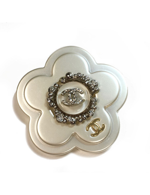 Broche CHANEL camélia blanc nacré, strass et CC