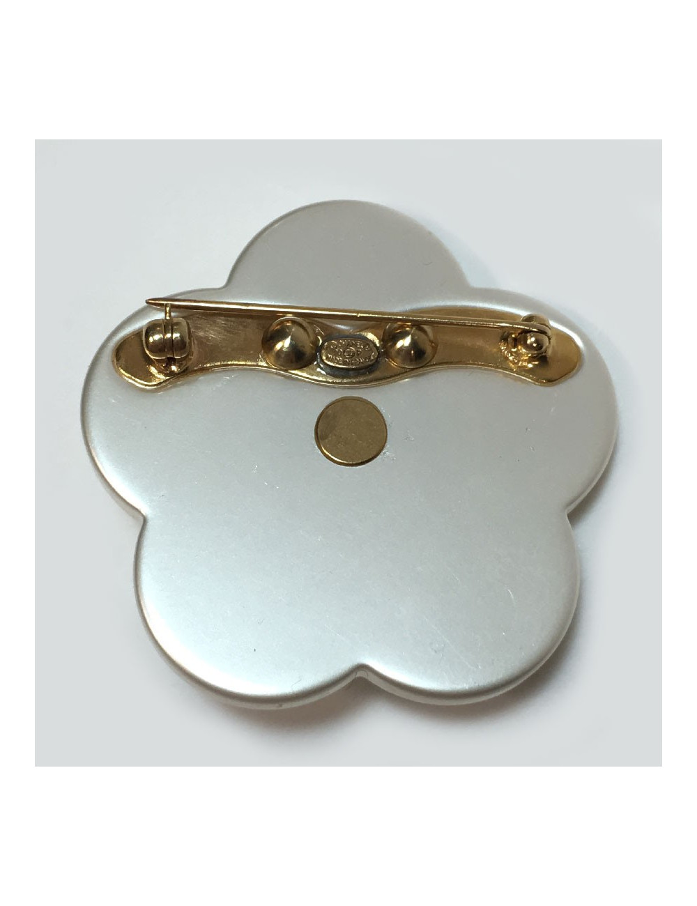 Broche CHANEL camélia blanc nacré, strass et CC