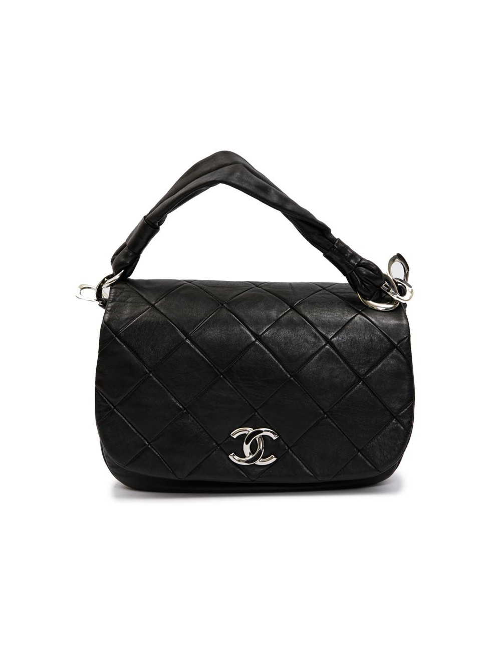 CHANEL flap bag in black quilted lambskin leather