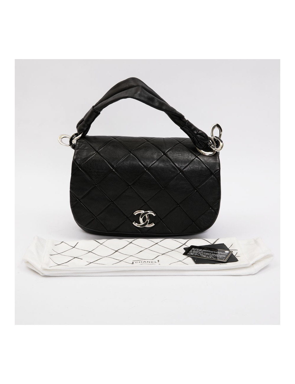 CHANEL flap bag in black quilted lambskin leather