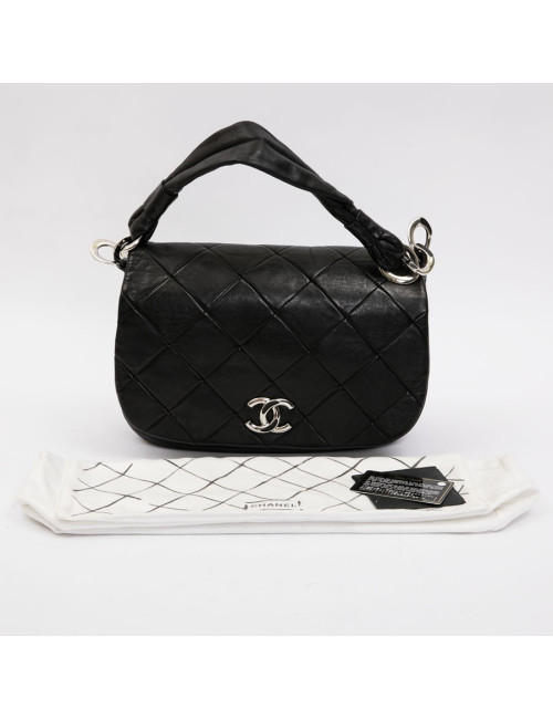 CHANEL flap bag in black quilted lambskin leather