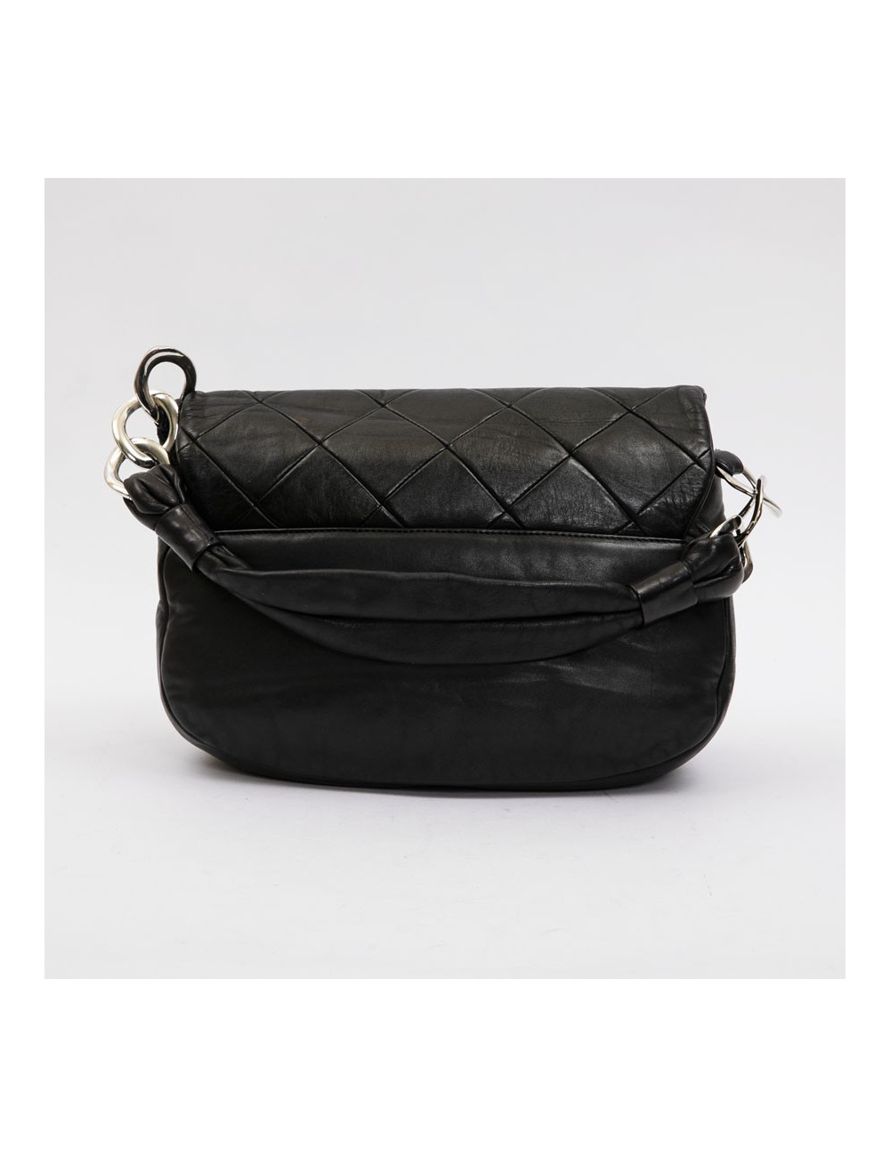 CHANEL flap bag in black quilted lambskin leather