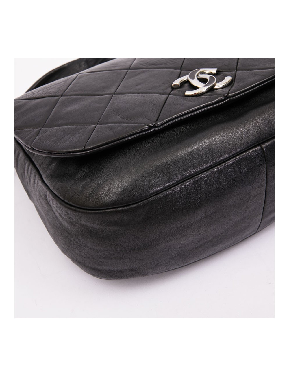 CHANEL flap bag in black quilted lambskin leather