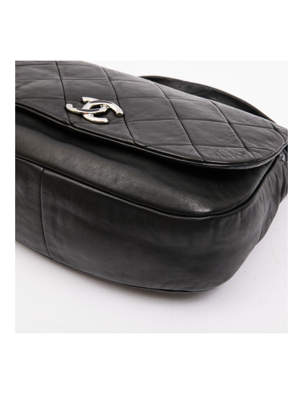 CHANEL flap bag in black quilted lambskin leather