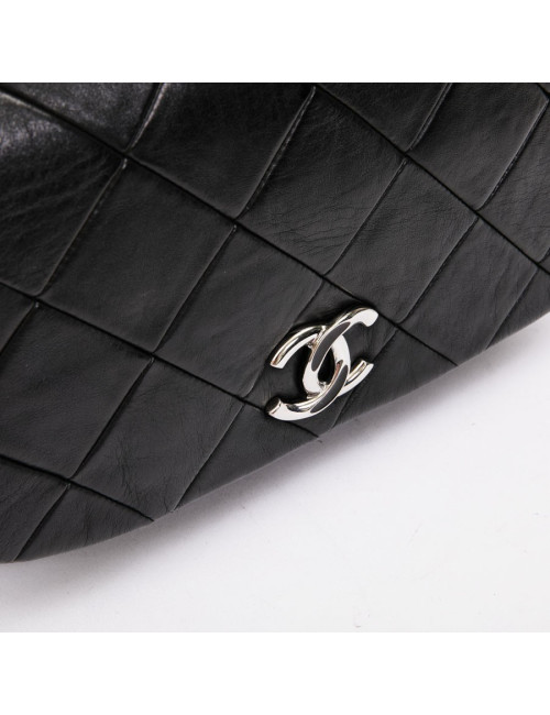 CHANEL flap bag in black quilted lambskin leather
