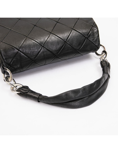 CHANEL flap bag in black quilted lambskin leather