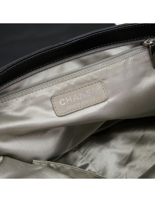 CHANEL flap bag in black quilted lambskin leather