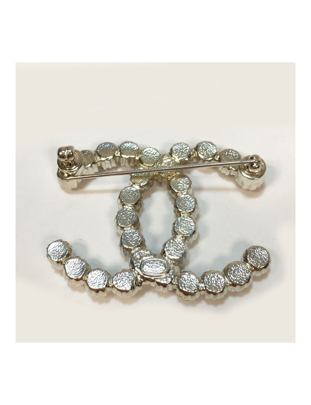 Broche CHANEL CC perles et métal argenté