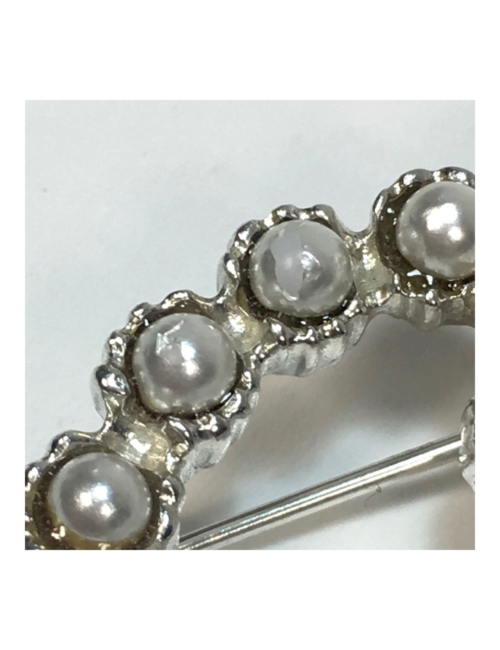 Broche CHANEL CC perles et métal argenté