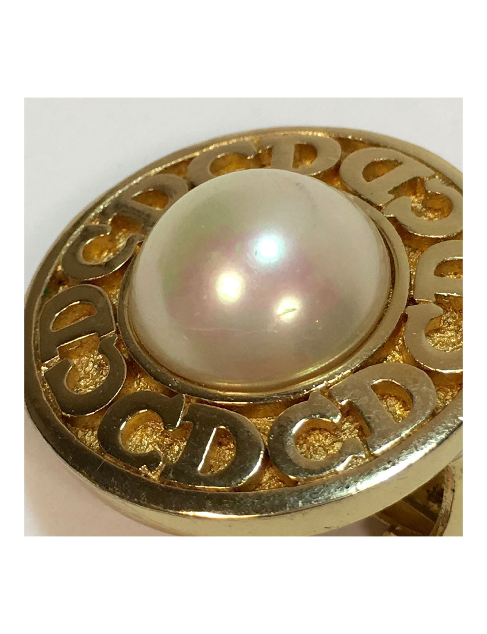 Boucles d'oreille clips CHRISTIAN DIOR dorés et perle nacrée