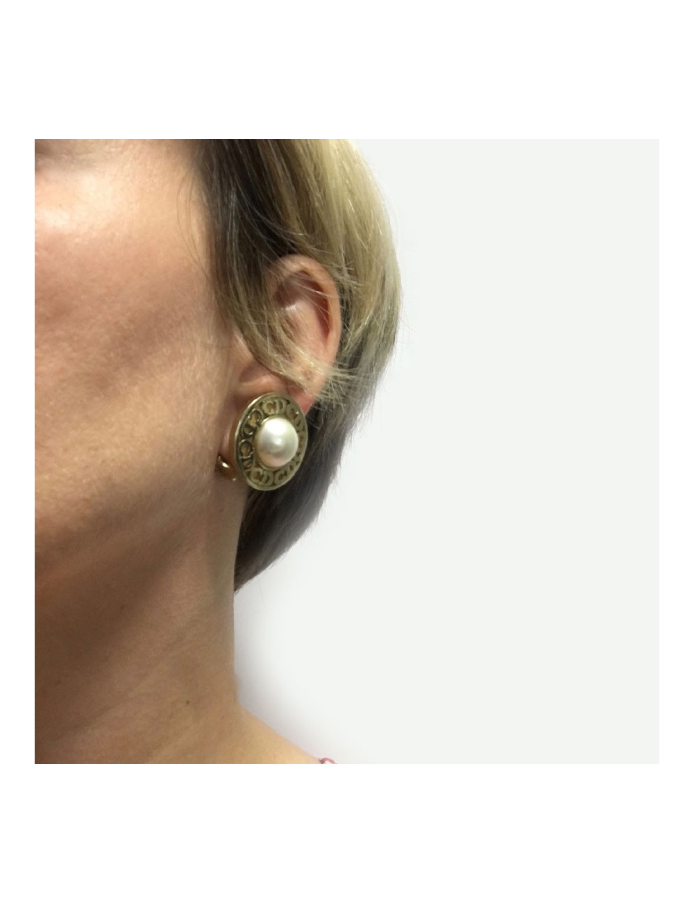 Boucles d'oreille clips CHRISTIAN DIOR dorés et perle nacrée
