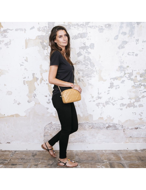 Sac caméra CHANEL cuir d'agneau beige matelassé