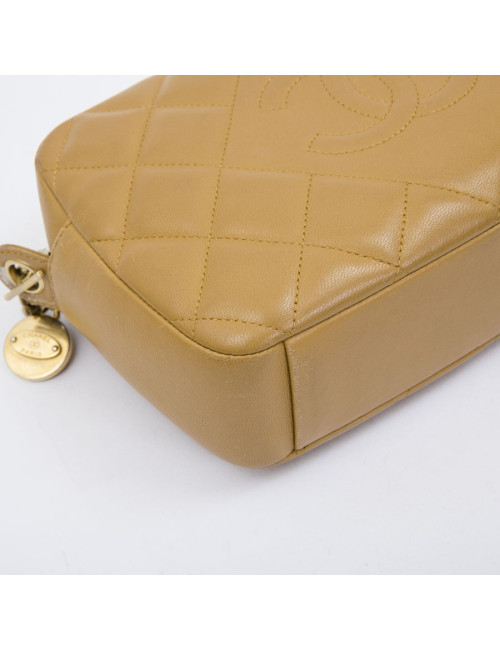 Sac caméra CHANEL cuir d'agneau beige matelassé